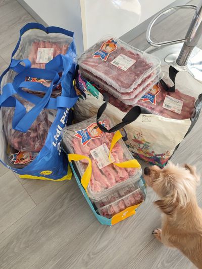 Sacos com os ingredientes necessários para preparar a alimentação BARF para cães