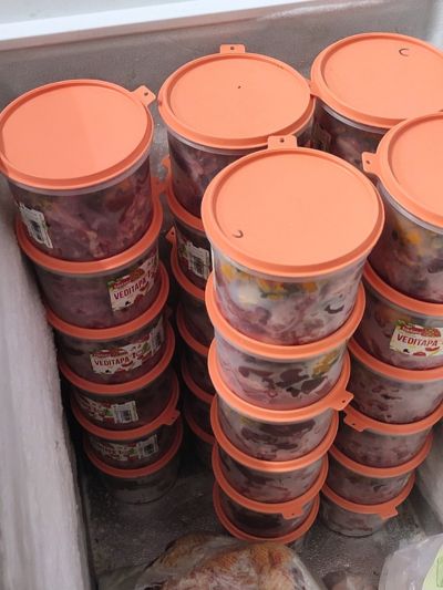 Caixas com alimentação BARF para cão para um mês numa arca frigorífica