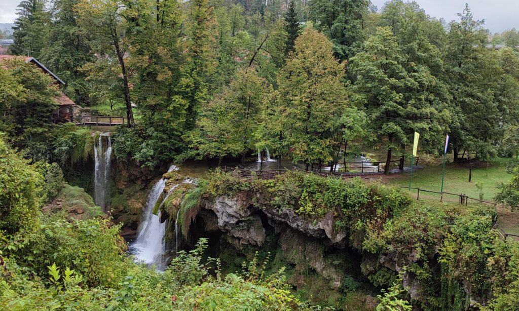 Paisagem verdejante e cascatas na vila de Rastoke, Croácia