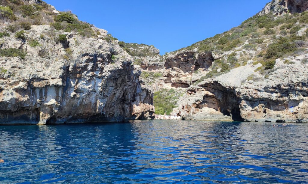 Vista de um barco para a praia de Stiniva, Croácia, rodeada por falésias