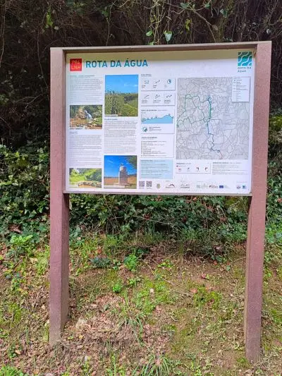 Placar informativo com mapa e informações sobre o trilho rota da água, Lisboa