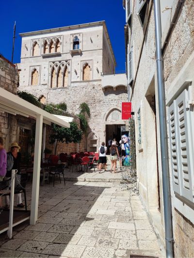 Pessoas a passear em Hvar, Croácia