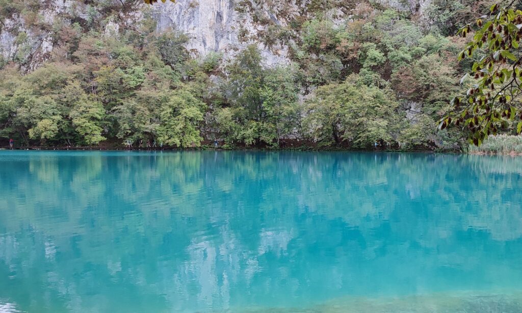 Lagos de plitvice Croácia com um passadio em madeira para as pessoas caminharem