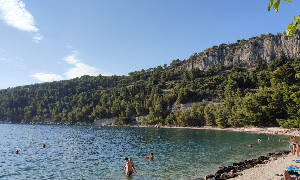 Varia pessoas a nadar na Kasjuni Beach, Split, Croácia
