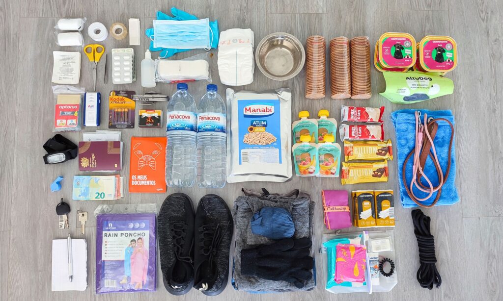 Exemplo do conteúdo da minha mochila de emergência preparada para 72 horas (as quantidades de cada artigo podem variar, é apenas um exemplo)