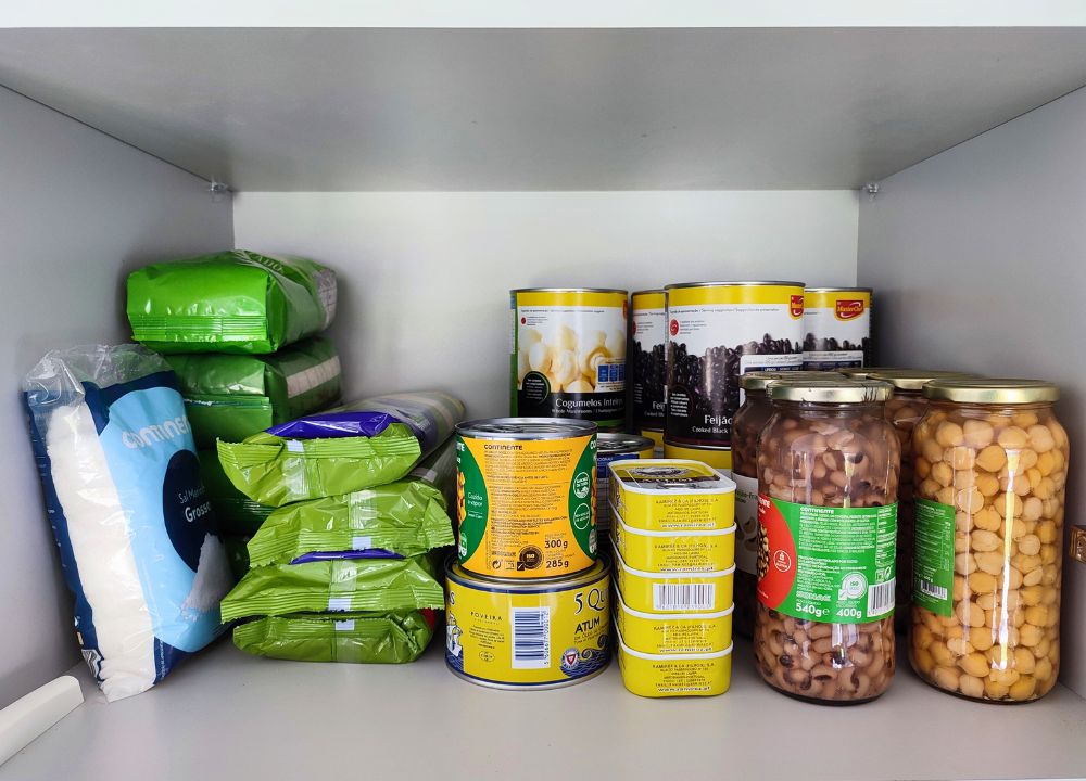 Exemplo de artigos para um kit de sobrevivência em casa - enlatados, massa, arroz