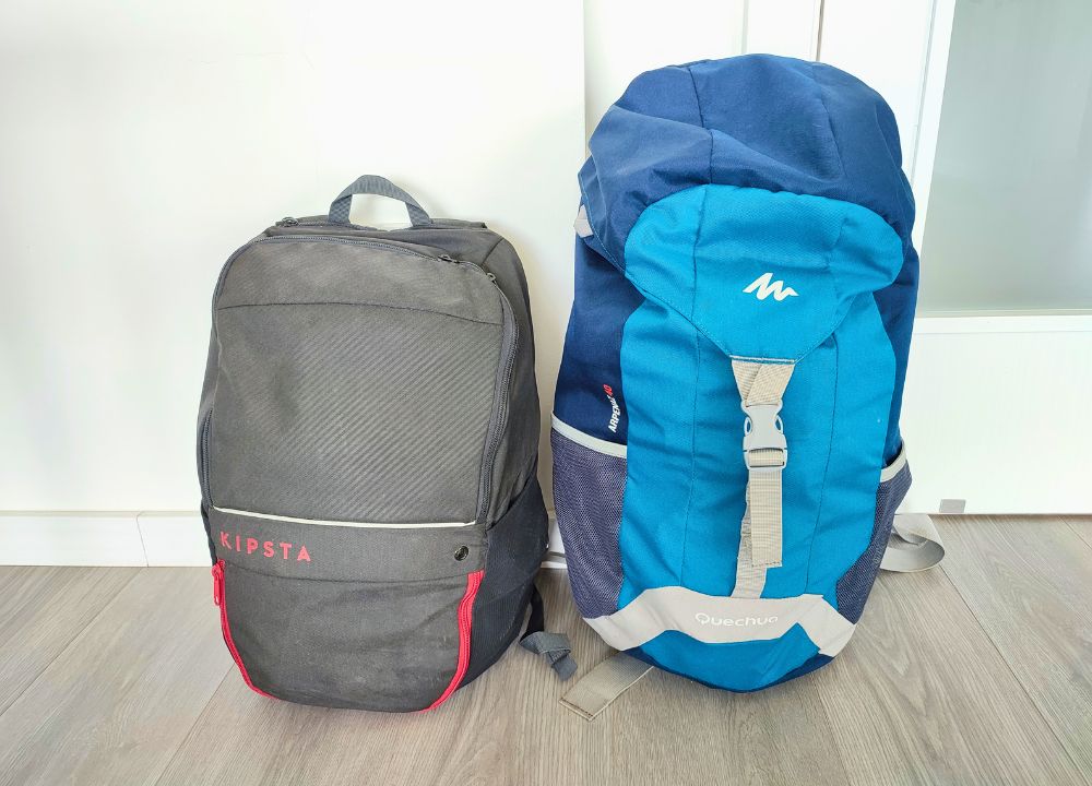 2 mochilas de emergência prontas para serem levadas em caso de evacuação